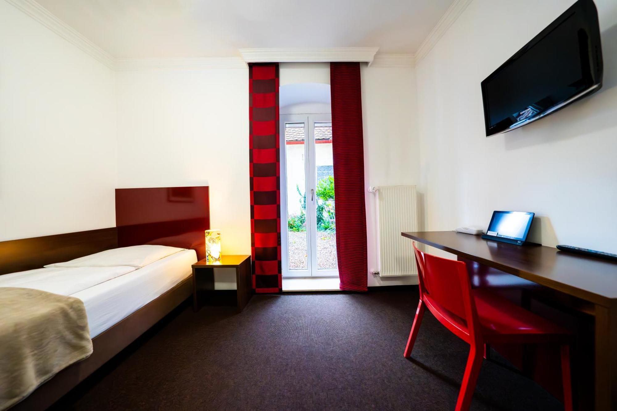Hotel Bergbauer Mit Late-Self-Check-In Нойбург-ан-дер-Донау Экстерьер фото